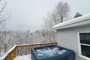 Outdoor spa tub - Relaxing Chalet Getaway with Spa, Fireplace & BBQ (Saint-Tite-des-Caps)