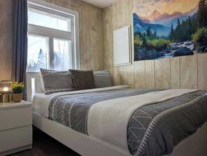 Room - Relaxing Chalet Getaway with Spa, Fireplace & BBQ (Saint-Tite-des-Caps)