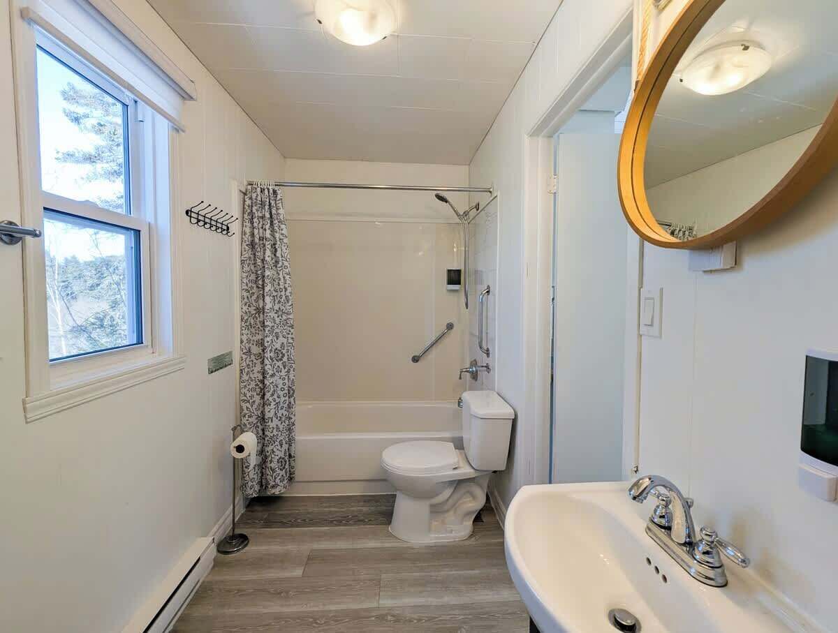 Een douche, een haardroger, handdoeken