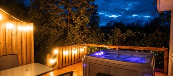 Relaxing Chalet Getaway with Spa, Fireplace & BBQ