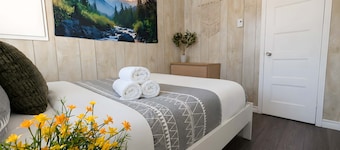 Relaxing Chalet Getaway with Spa, Fireplace & BBQ