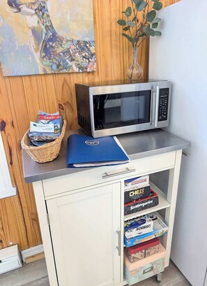 Interior - Relaxing Chalet Getaway with Spa, Fireplace & BBQ (Saint-Tite-des-Caps)