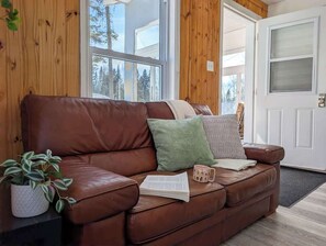 TV, fireplace - Relaxing Chalet Getaway with Spa, Fireplace & BBQ (Saint-Tite-des-Caps)