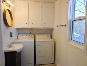 Interior - Relaxing Chalet Getaway with Spa, Fireplace & BBQ (Saint-Tite-des-Caps)