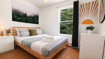2 bedrooms, travel cot, WiFi, bed sheets