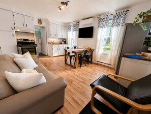 Interior - Cozy and Welcoming Chalet with Spa (La Côte-de-Beaupré)