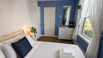 2 bedrooms, travel cot, WiFi, bed sheets