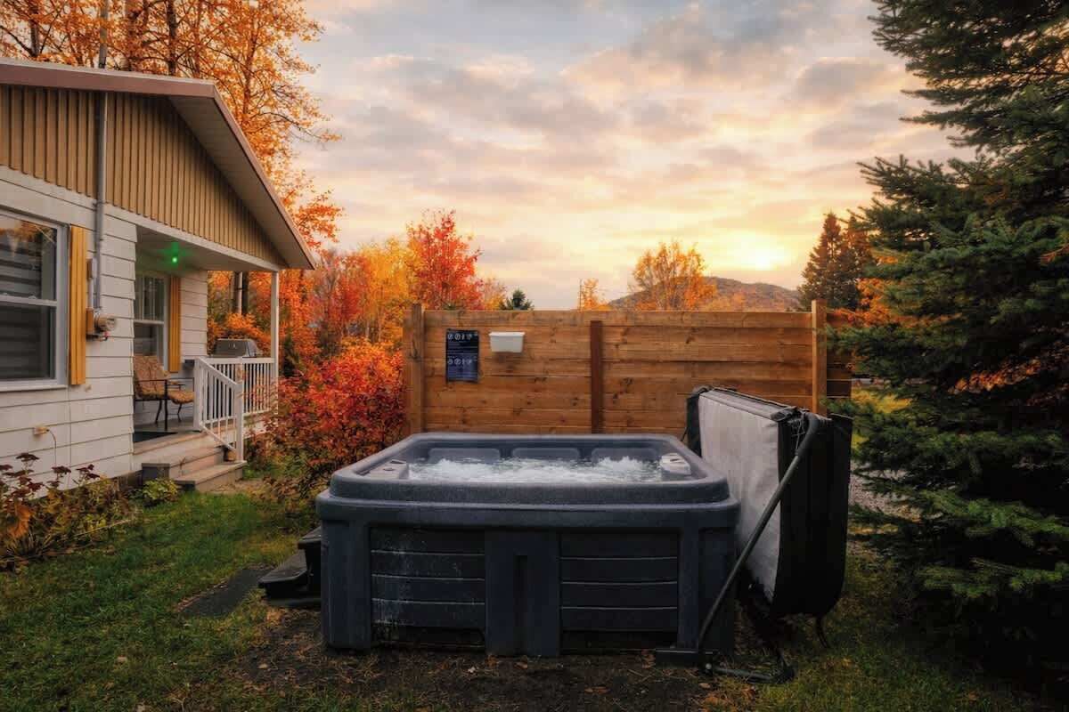 L'heure dorée dans toute sa splendeur. Prélassez-vous dans notre spa extérieur privé tout en admirant un coucher de soleil spectaculaire sur la forêt boréale—la façon ultime de relaxer après une journée d'aventure.