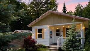Un petit bâtiment d’un seul étage, doté d’un porche, avec le numéro « 14 » sur la porte et une guirlande lumineuse.
