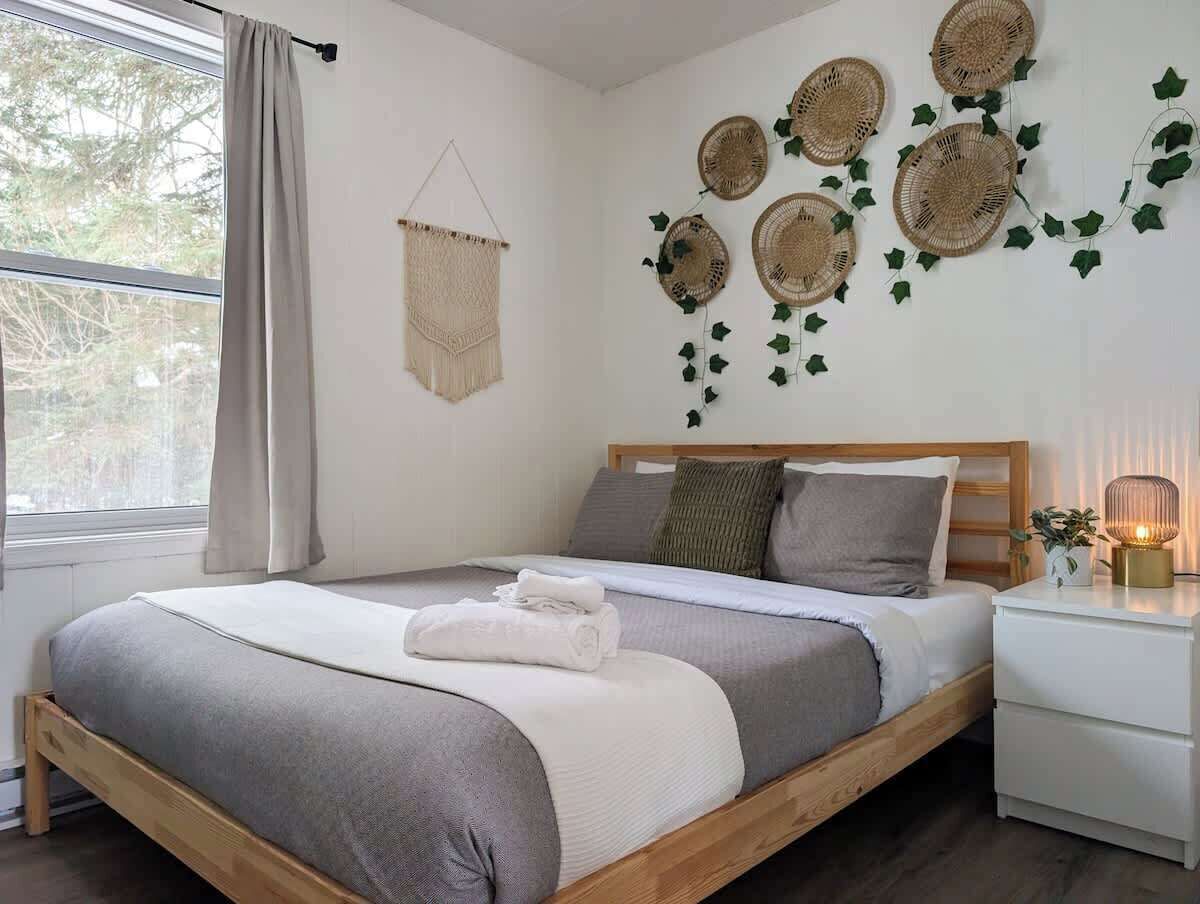 2 bedrooms, travel crib, WiFi, bed sheets