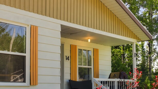 Une maison avec un porche, un jacuzzi et une plaque portant le numéro 14.