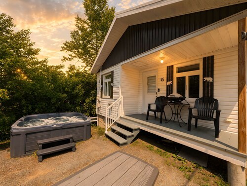 Chic Shack with spa - near Massif Charlevoix & MSA