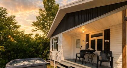 Chic Shack with spa - near Massif Charlevoix & MSA