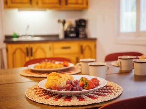 Breakfast meal - Chic Shack with spa - near Massif Charlevoix & MSA (Saint-Tite-des-Caps)