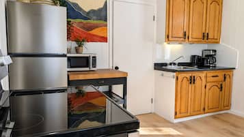 Coffee/tea maker, fridge, microwave, oven