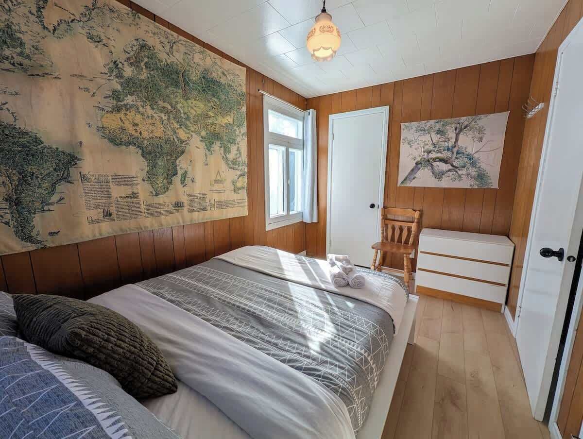 2 bedrooms, travel crib, WiFi, bed sheets