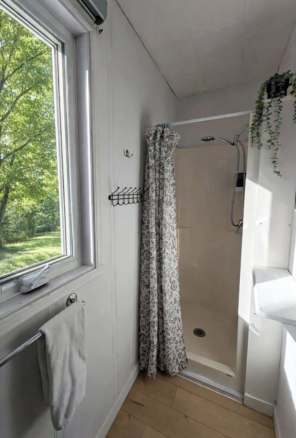 Een douche, een haardroger, handdoeken