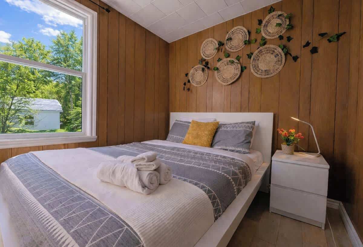 2 bedrooms, travel crib, WiFi, bed sheets