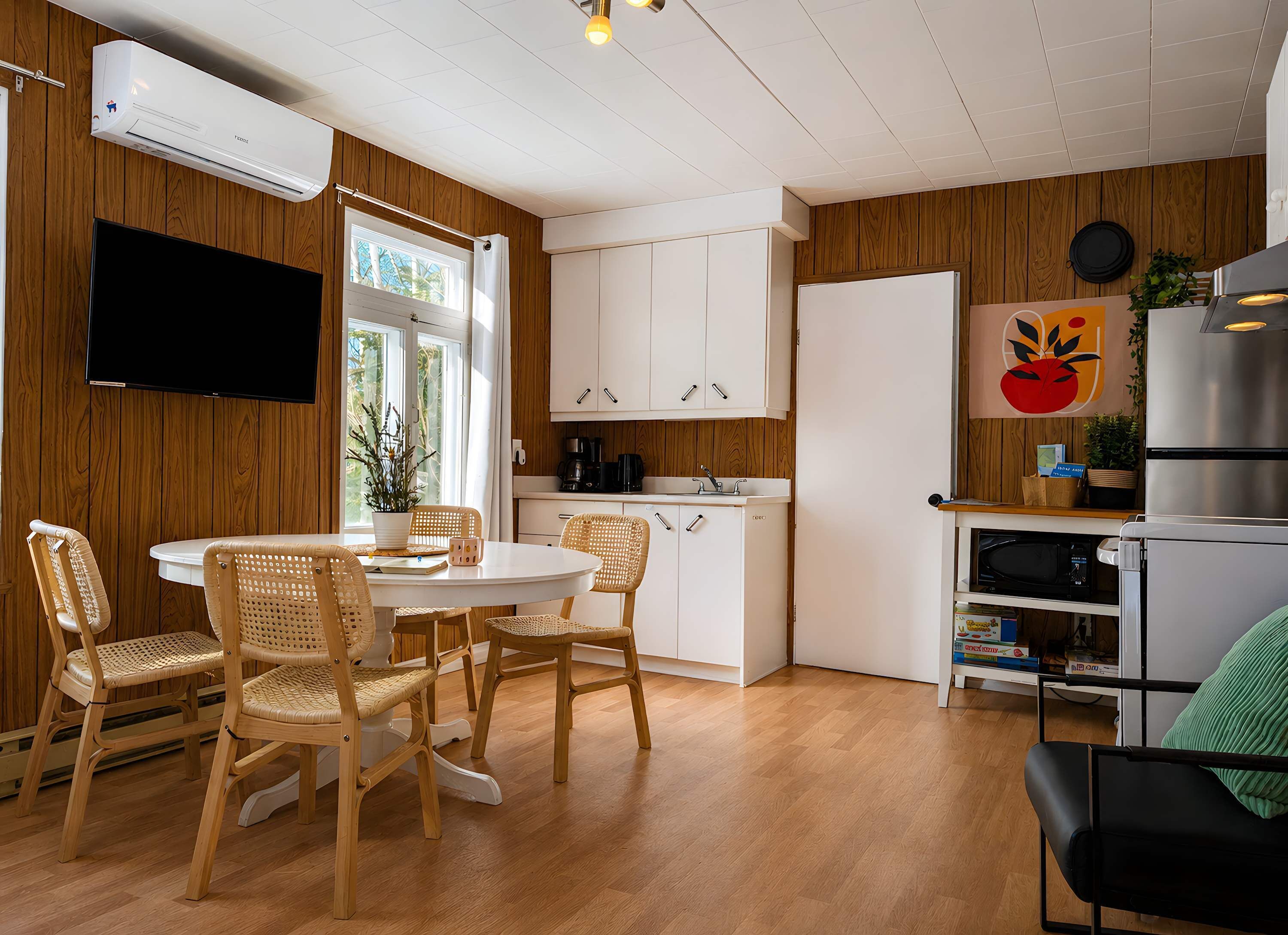 Coffee/tea maker, fridge, microwave, oven