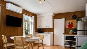 Wasserkocher mit Kaffee-/Teezubehör, Kühlschrank, Mikrowelle, Ofen