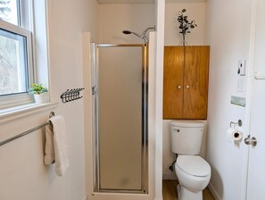 Dusche, Haartrockner, Handtücher