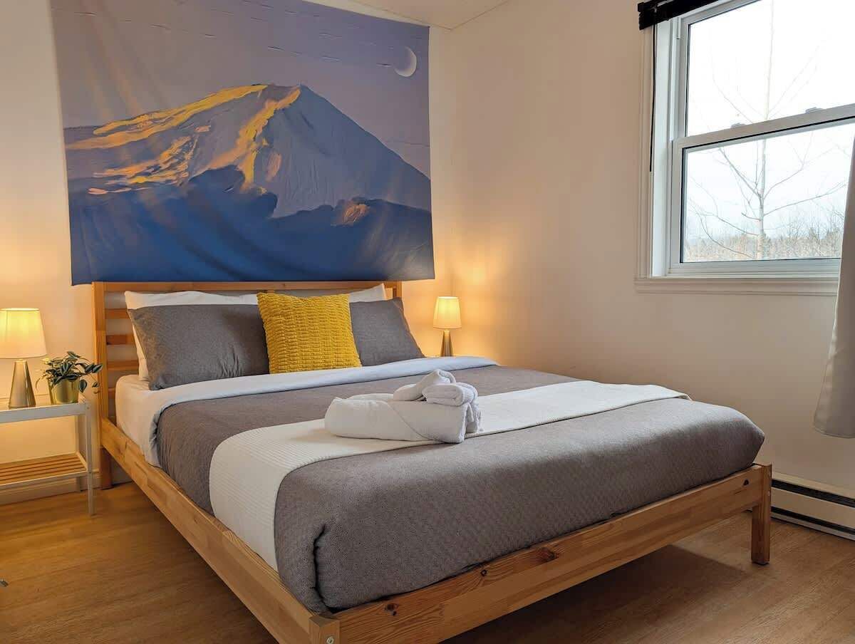 2 bedrooms, travel crib, WiFi, bed sheets