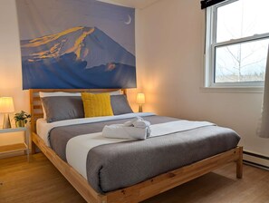 2 bedrooms, travel cot, WiFi, bed sheets - Mountain Breeze Refuge near Mont-Ste-Anne (Saint-Tite-des-Caps)