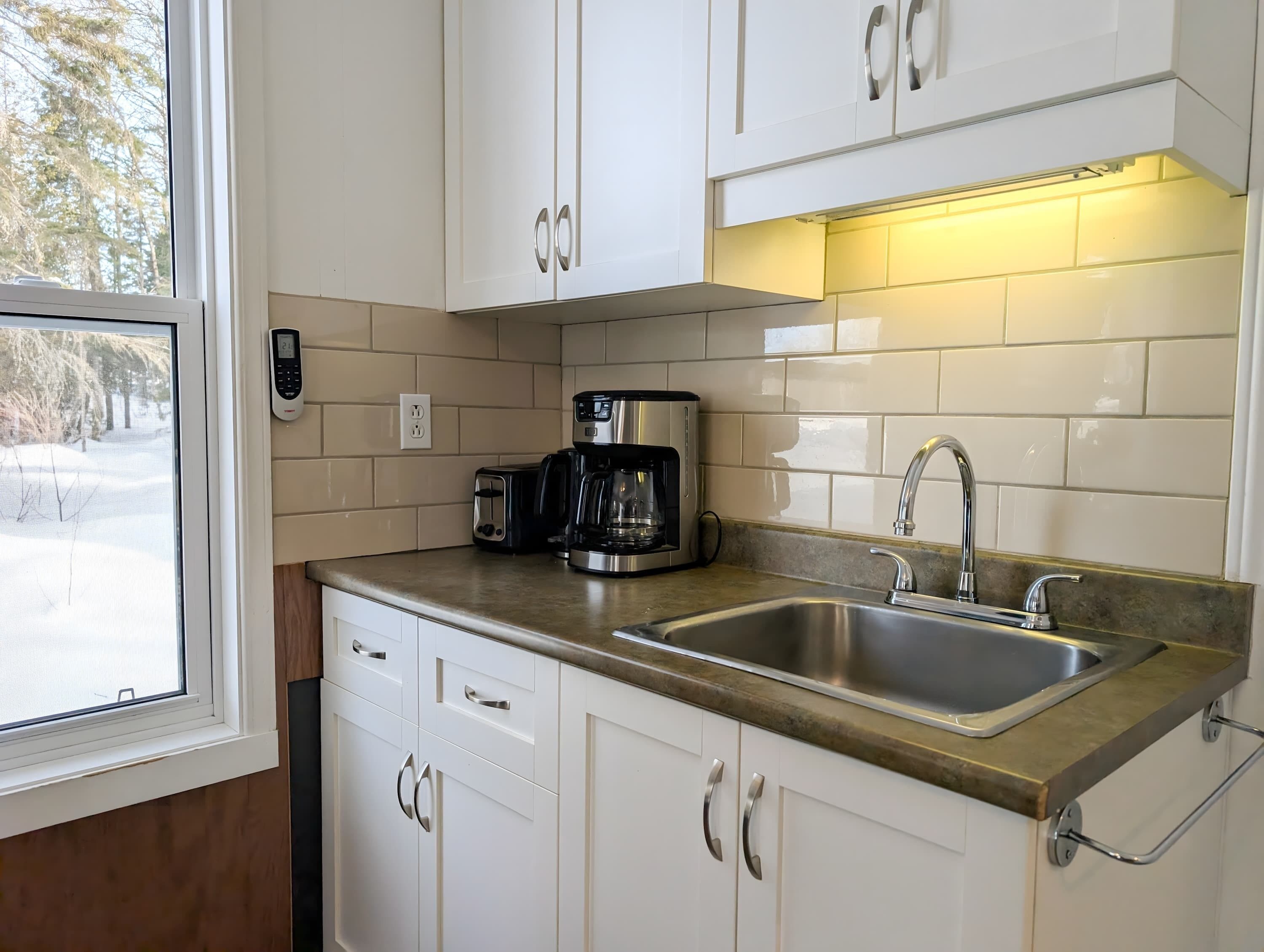 Coffee/tea maker, fridge, microwave, oven