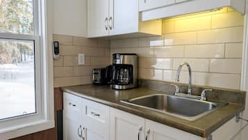 Coffee/tea maker, fridge, microwave, oven