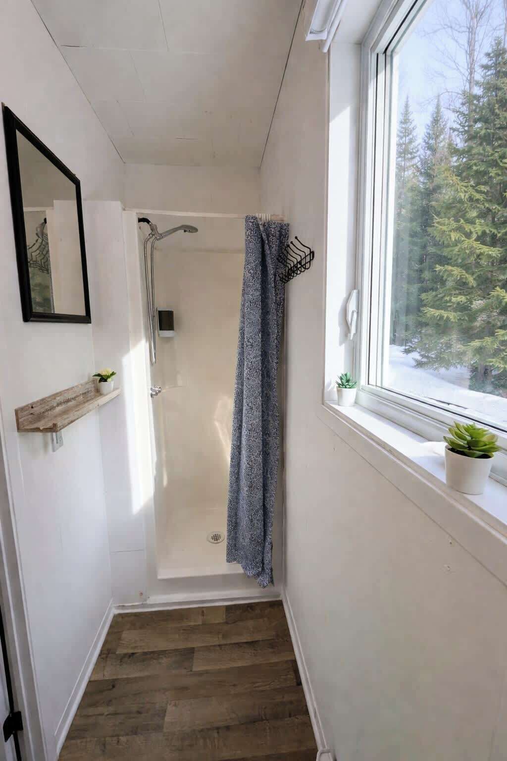 Een douche, een haardroger, handdoeken