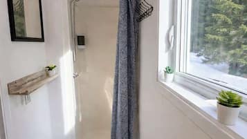 Een douche, een haardroger, handdoeken