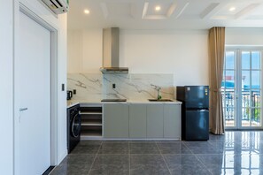 Suite Familiale, balcon, vue mer | Cuisine privée