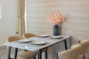 Suite Familiale, balcon, vue mer | Restauration