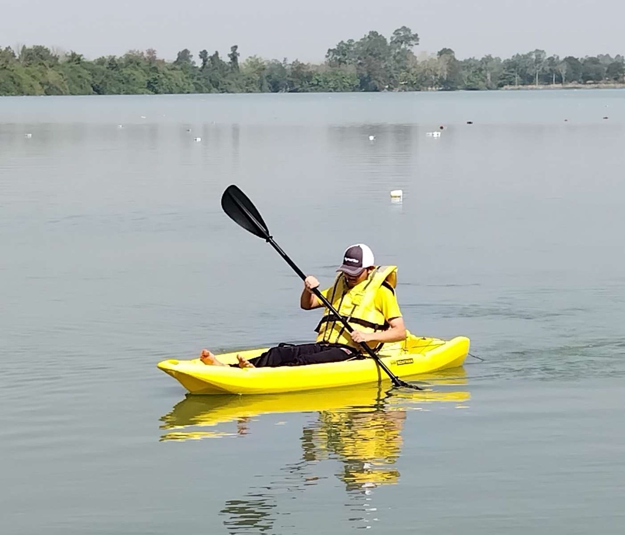 Une personne pratiquant le kayak sur une étendue d’eau calme.