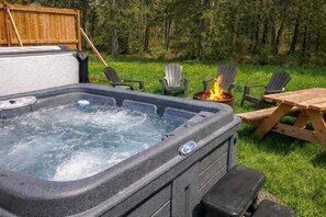 Outdoor spa tub - Nature Chalet with Private Spa & Firepit (La Côte-de-Beaupré Regional County Municipality)