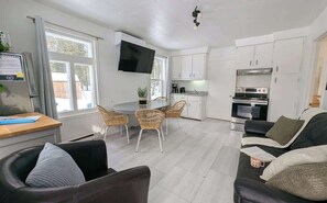 Living area - Nature Chalet with Private Spa & Firepit (La Côte-de-Beaupré Regional County Municipality)