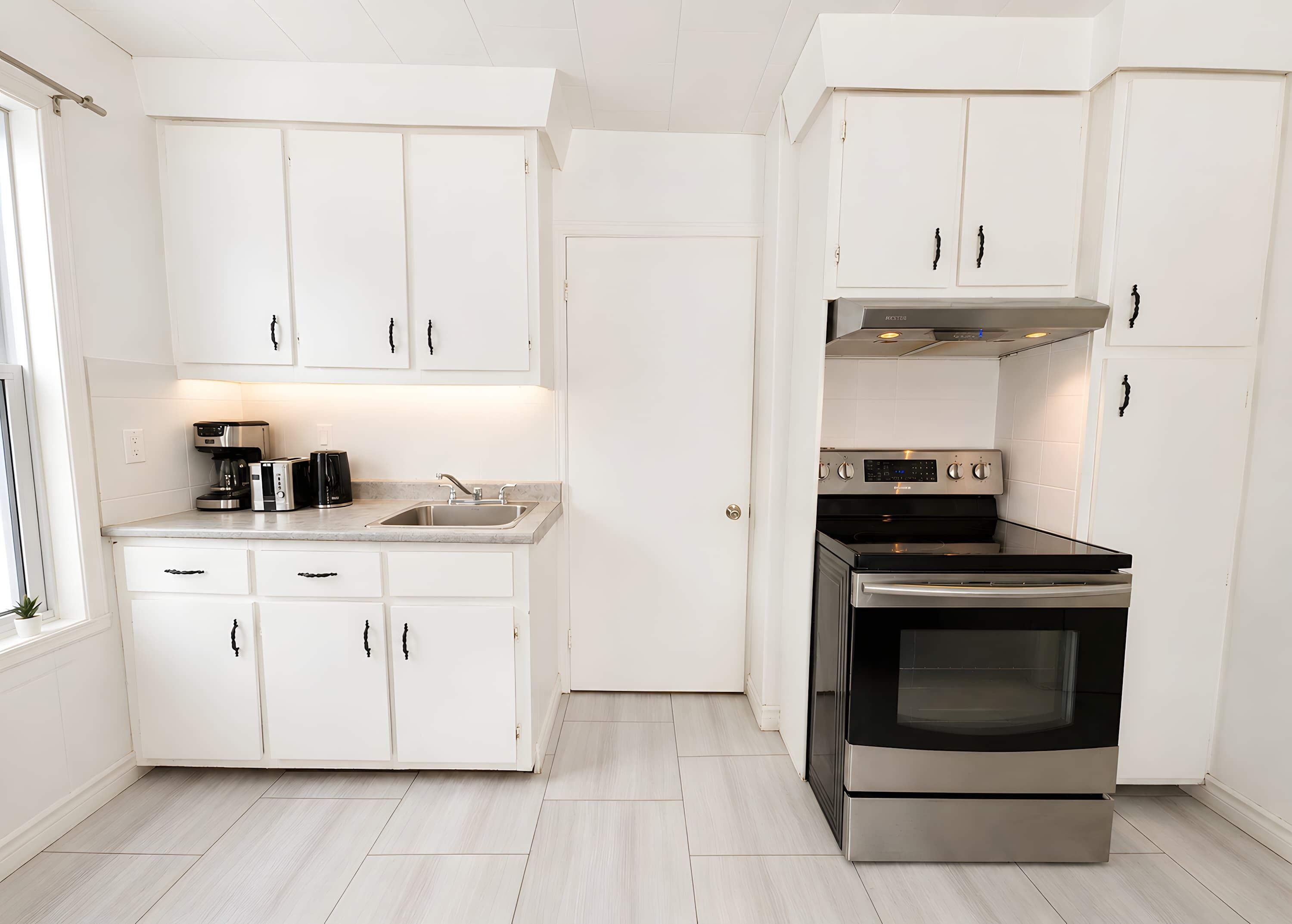 Coffee/tea maker, fridge, microwave, oven