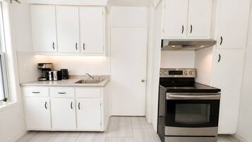 Coffee/tea maker, fridge, microwave, oven