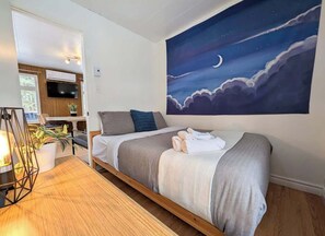 3 bedrooms, travel cot, WiFi, bed sheets - Stylish-Vintage Refuge near Massif & MSA with Spa (Saint-Tite-des-Caps)