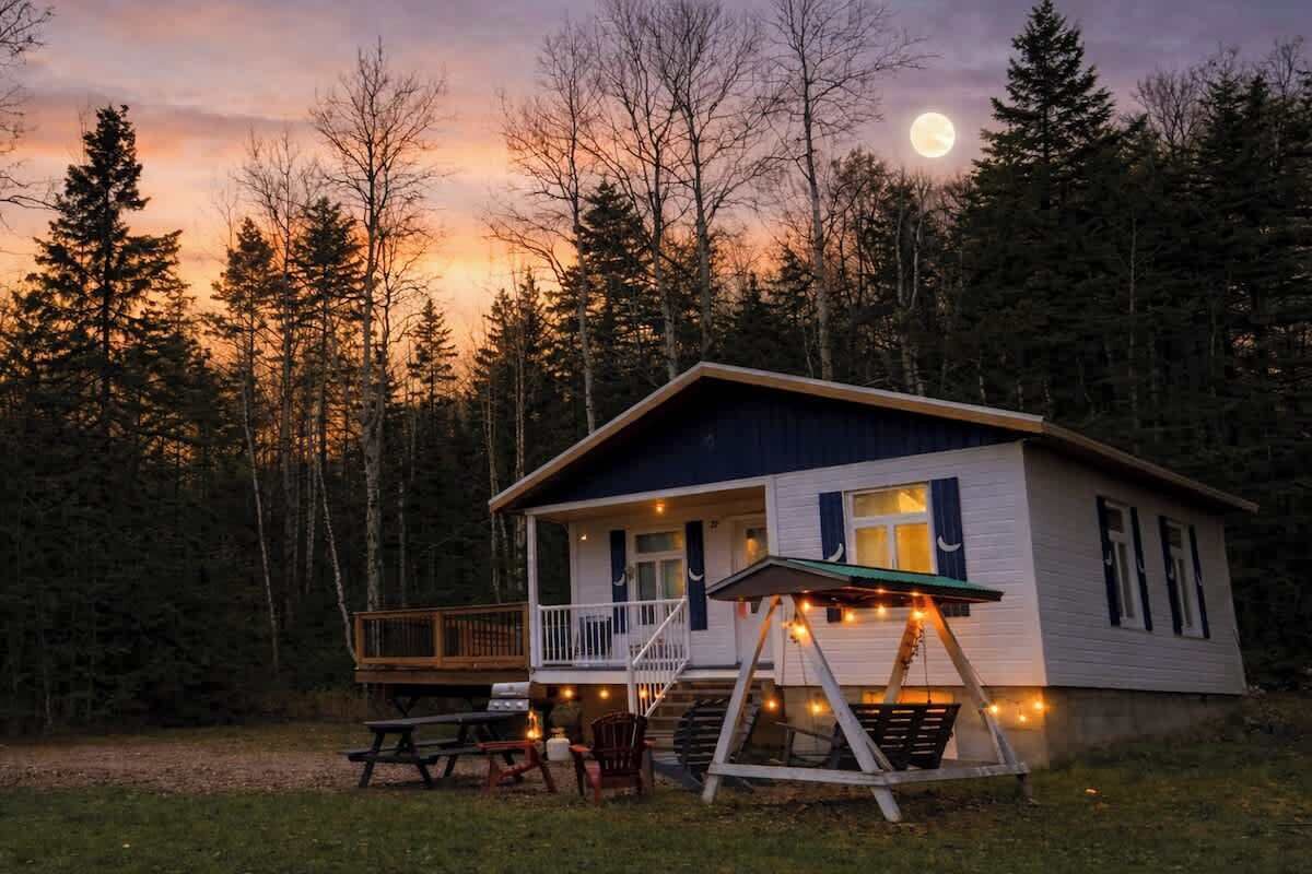 La magie du crépuscule à la montagne. Regardez le ciel se transformer depuis votre espace extérieur privé, où un feu crépitant et un ciel étoilé créent une atmosphère de détente absolue.