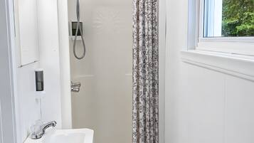 Douche, sèche-cheveux, serviettes fournies