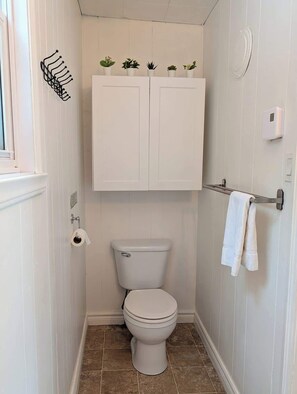 Een douche, een haardroger, handdoeken