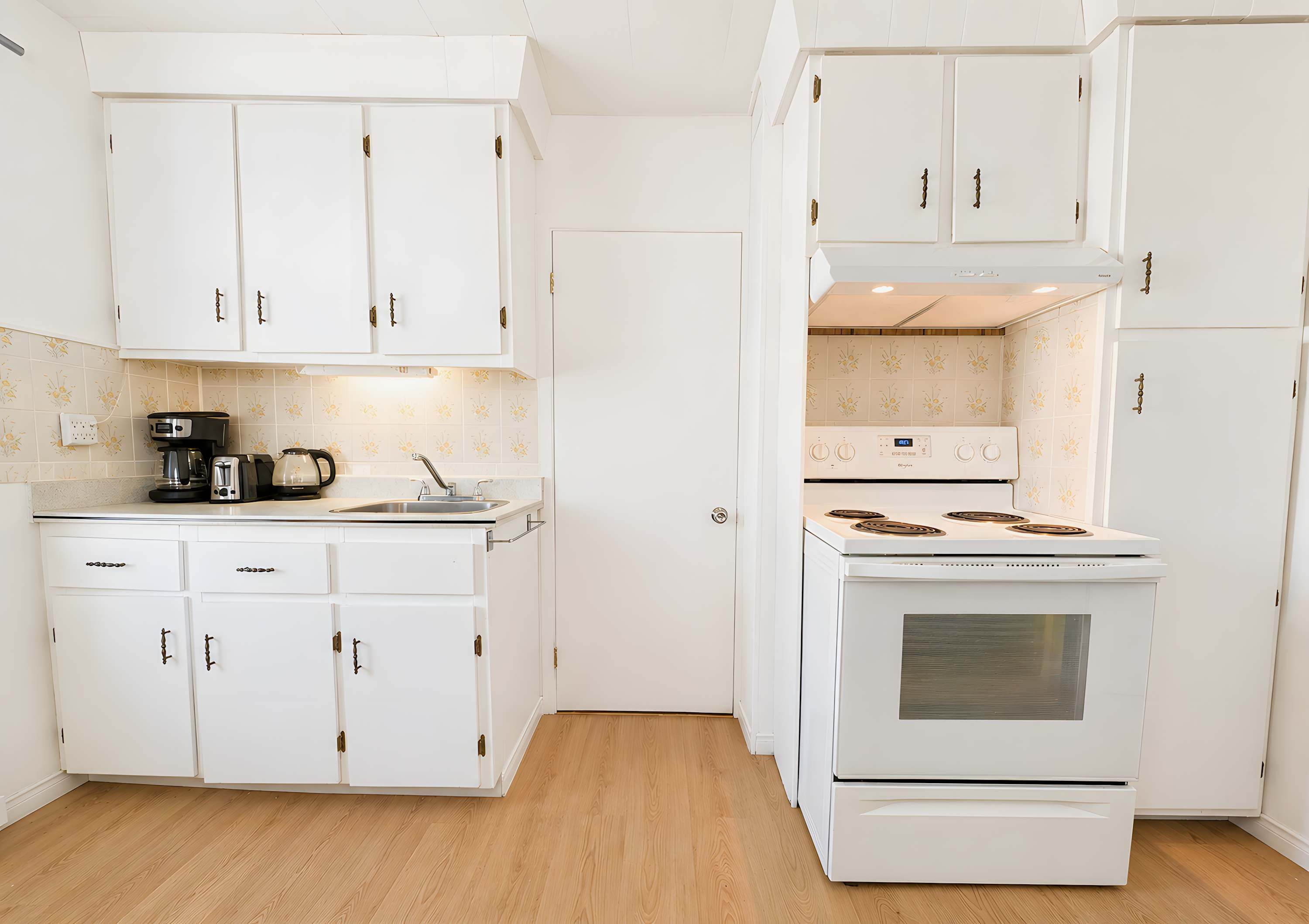 Coffee/tea maker, fridge, microwave, oven