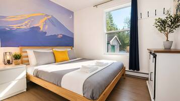 2 bedrooms, travel cot, WiFi, bed sheets