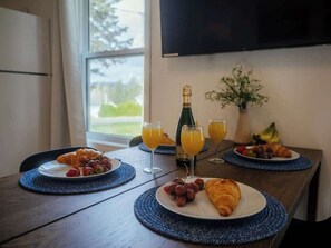 Dining - Chalet Boho - Charlevoix, Spa, Firepit and BBQ (Saint-Tite des Caps)