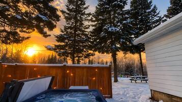 Outdoor spa tub