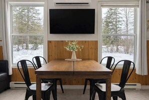 Dining - Charlevoix - Chalet w/ Spa, BBQ, Firepit & Nature (Saint-Tite-des-Caps)