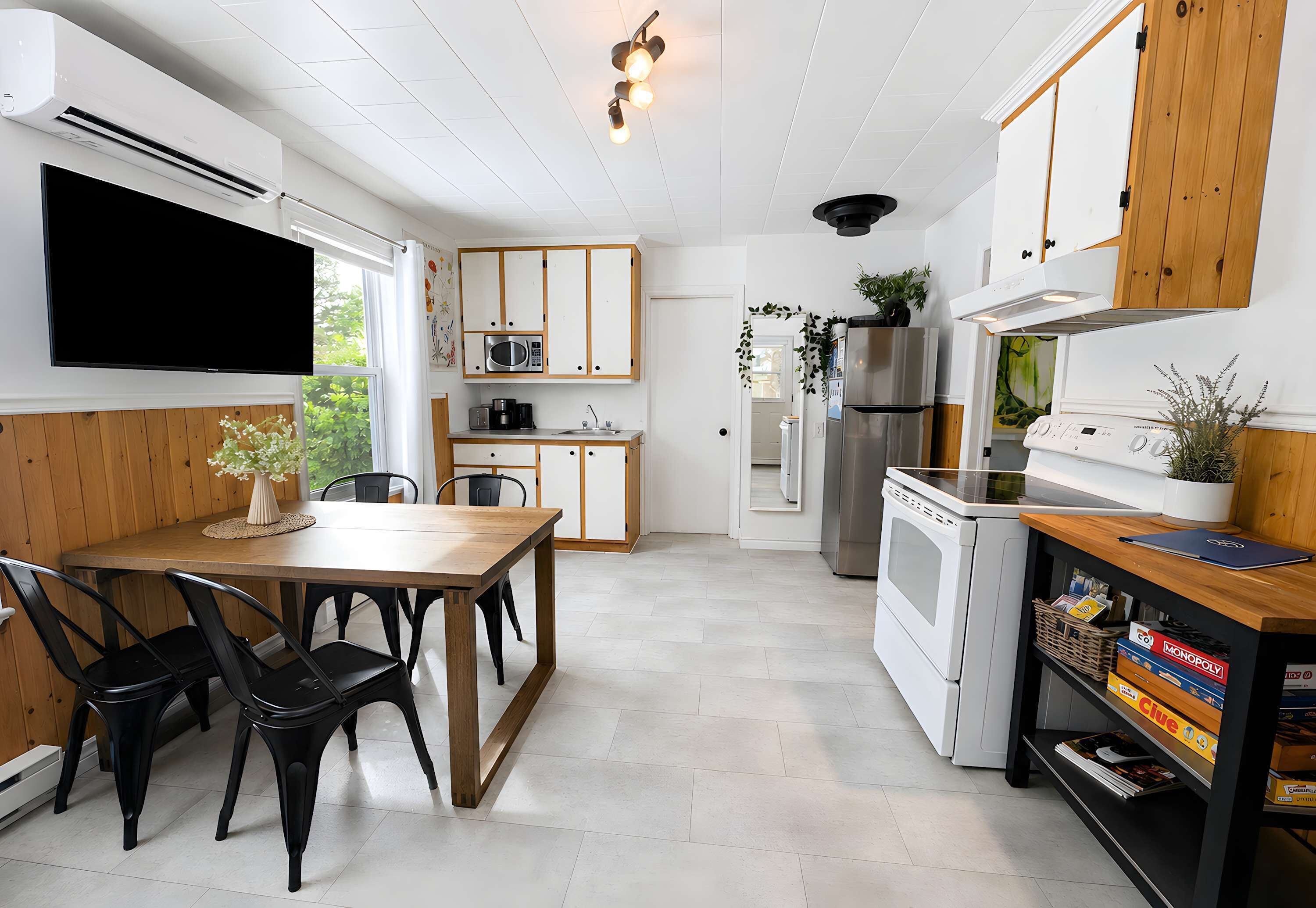 Coffee/tea maker, fridge, microwave, oven