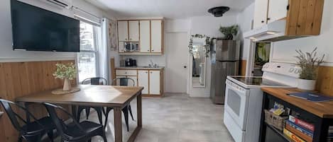 Refrigerador, microondas, horno y parrilla de estufa