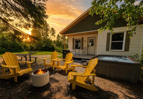 Charlevoix - Chalet w/ Spa, BBQ, Firepit & Nature